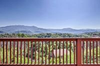 Mountain-View Gatlinburg Cabin with Private Hot Tub! - B&B