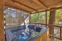 Broken Bow Cabin with Hot Tub and BBQ - 4 Mi to Lake! - B&B