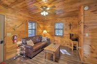 B&B Stephens Gap - Cozy Cabin with Grill and Spa, 4Mi to Broken Bow Lake! - Bed and Breakfast Stephens Gap