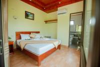 Zimmer mit Kingsize-Bett und Bergblick