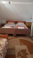 Dreibettzimmer mit Dusche