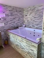 B&B Le Cendre - Le Menhir Jacuzzi Lit 200x200 - Bed and Breakfast Le Cendre