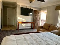 Zimmer mit Kingsize-Bett und Küche