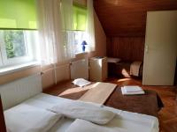 Deze driepersoonskamer heeft een gedeelde badkamer.