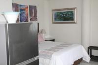 Zimmer mit Queensize-Bett und Poolblick