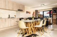 Modern Beachfront with swimming pool- 27 Azure, Blouberg, Cape Town - B&B Bloubergstrand