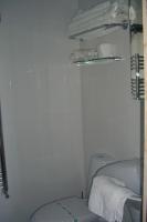 Habitación con cama extragrande y baño