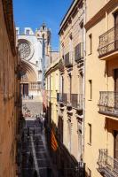 Beautiful Apartment in Abat Street by Batuecas - Bed and Breakfast