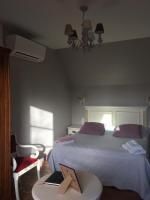 Habitación con cama extragrande y vistas al jardín