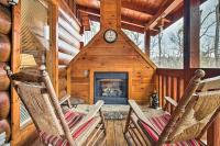 Gatlinburg Mountainside Escape with Deck and Hot Tub! - B&B Gatlinburg