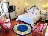 Zimmer mit Kingsize-Bett und Meerblick