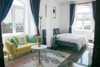 Zimmer mit Kingsize-Bett und Bergblick