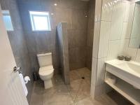 Estudio con cama extragrande