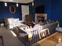 B&B Folkestone - 2 Bedroom Apartment at Kent Escapes Short Lets & Serviced Accommodation Kent, Bouverie Escape Folkestone with Wifi - Bed and Breakfast Folkestone