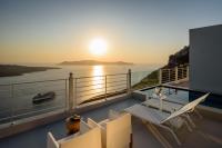 Honeymoon Villa with Hot Tub and Caldera View