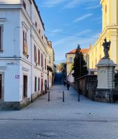 Uránia Apartmanház - B&B Eger