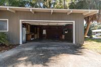 Mid-century Home 2 miles to UF, Downtown, and Shands Plus Walk to Coffee Culture, Planet Fitness and Alfred A Ring Park - Chambres d'hôtes Gainesville