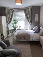 B&B Swindon - Lovely studios in centre - Bed and Breakfast Swindon