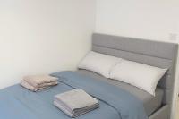Flat 2 - Entire Modern Two Bedrooms home with en-suite & free parking close to QMC, City centre and Notts uni - Self check in - Chambres d'hôtes Nottingham