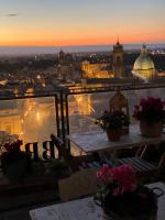 Casa tipica siciliana patronale home BedandBreakfast TreMetriSoprailCielo Camere con vista, colazione interna in terrazzo panoramico - Chambres d'hôtes Caltagirone
