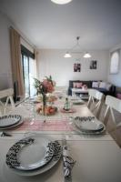 Villa mit 2 Ebenen und teilweisem Meerblick