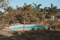 Suite mit Kingsize-Bett und Poolblick