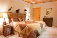 Habitación con cama extragrande y vistas al jardín