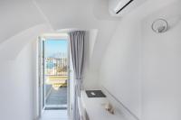 Habitación con cama grande y bañera de hidromasaje