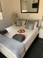 B&B Krugersdorp - Lemon Tree Guest Cottage in Featherbrooke Estate - Bed and Breakfast Krugersdorp