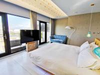 Zimmer mit Kingsize-Bett und Seeblick