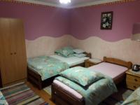Dreibettzimmer mit eigenem externen Bad