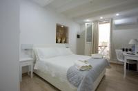 Zimmer mit Kingsize-Bett und Balkon