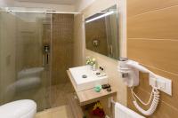 Zimmer mit Queensize-Bett und Balkon