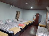 Dormitorio Misto con 8 Letti