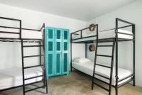 Кровать в общем 6-местном номере для мужчин и женщин