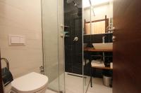 Tweepersoonskamer met 2 Aparte Bedden en Eigen Badkamer