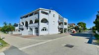 Apartments Leut near the Queen Beach - by TA Leut Agency - Chambres d’hôtes Privlaka