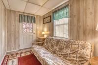 Bear Den, Hot Tub, Cozy Cabin Retreat in the Smokies Comfort & Fun for All - Chambres d'hôtes Sevierville