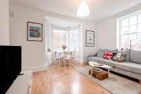 B&B London - Modern One Bedroom Victoria Apartment - Bed and Breakfast London