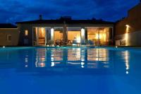 Sunlit Pool House - B&B Poseidonia