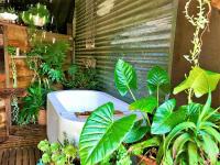 Large Three-Bedroom Cottage with Private Hot Tub - Salt Spring