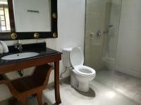 Tweepersoonskamer met 2 Aparte Bedden en Badkamer