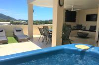 B&B Cairns - Beautiful Penthouse with Private Rooftop Spa, Gym, TV - Bed and Breakfast Cairns