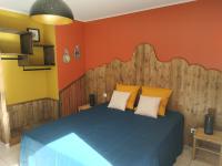 Zimmer mit Kingsize-Bett und Gartenblick.
