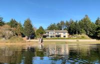 Floras Lake Getaway - B&B Langlois