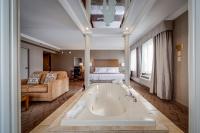 Luxury King Suite with Jetted Tub