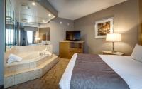 Deluxe Queen Suite with Jetted Tub and Living Room