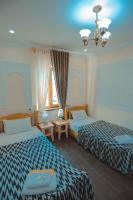 Tweepersoonskamer met 2 Aparte Bedden en Badkamer