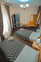 Tweepersoonskamer met 2 Aparte Bedden en Badkamer
