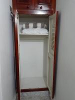 Suite con cama grande y balcón